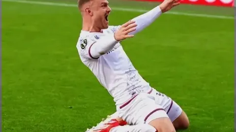 利物浦大胜阿克灵顿，基耶萨首球亮相，阿诺德、若塔助威晋级